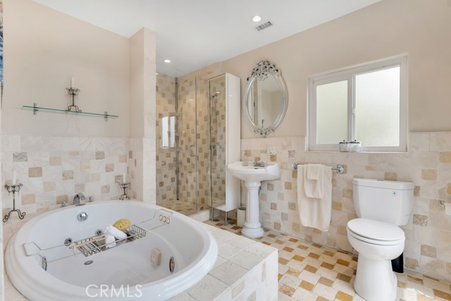 Detail Gallery Image 12 of 29 For 19419 Oxnard St, Tarzana,  CA 91356 - 4 Beds | 4 Baths