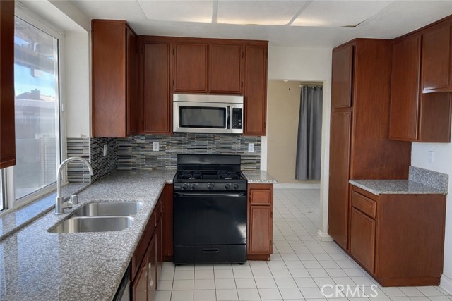 Detail Gallery Image 5 of 22 For 14527 Pony Trail Rd, Victorville,  CA 92392 - 4 Beds | 2/1 Baths