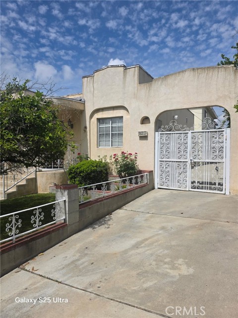 Detail Gallery Image 2 of 18 For 521 E Valencia Ave a,  Burbank,  CA 91501 - 2 Beds | 2 Baths