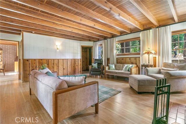 187 Cedar Circle Circle, Lake Arrowhead CA: https://media.crmls.org/medias/d2f026dd-0739-485c-9a36-f4739dcf2d9a.jpg