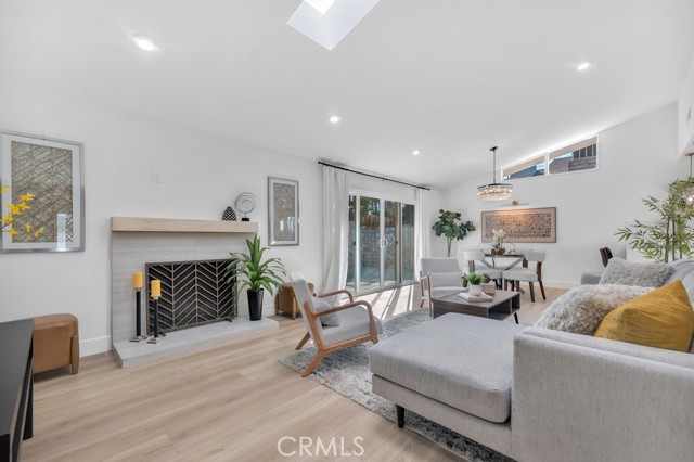 Detail Gallery Image 6 of 41 For 11722 Hayvenhurst, Granada Hills,  CA 91344 - 4 Beds | 3 Baths