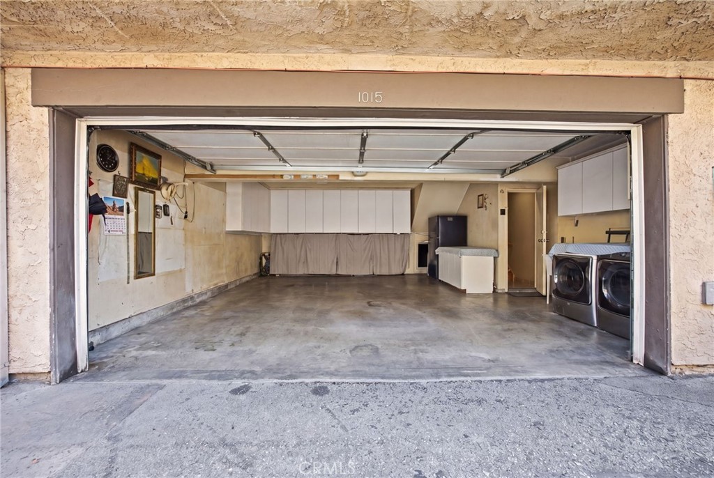https://media.crmls.org/medias/d2f44e49-1b87-4cfa-8833-3cab892c252b.jpg?preset=X-Large