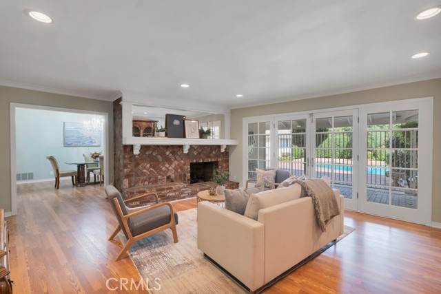 Detail Gallery Image 9 of 57 For 10132 Hadley, Northridge,  CA 91324 - 4 Beds | 3 Baths