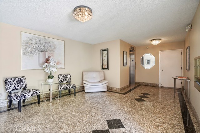 Detail Gallery Image 15 of 19 For 241 S Reeves Dr #302,  Beverly Hills,  CA 90212 - 2 Beds | 2/1 Baths