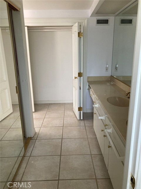 5072 Berean Lane, Irvine CA: https://media.crmls.org/medias/d2f63abf-c553-40d3-88ef-494aeca9aeed.jpg