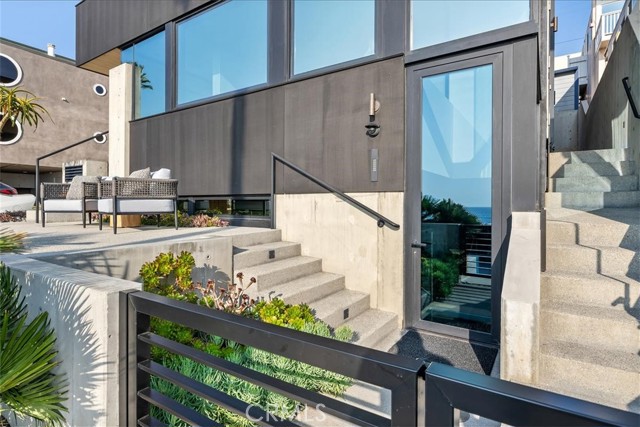 4320 The Strand, Manhattan Beach CA: https://media.crmls.org/medias/d2f7776f-1830-4317-be2f-31202af33f8a.jpg