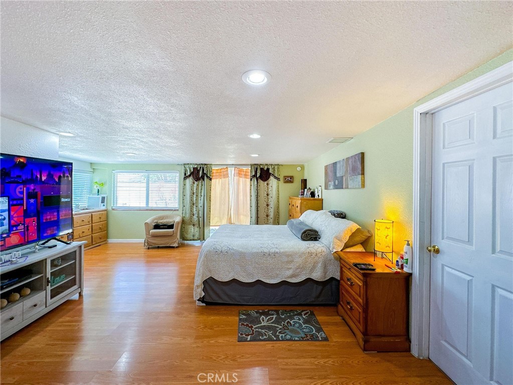 https://media.crmls.org/medias/d2f8b073-0f1d-4fb0-9f57-cbdc7cb49812.jpg?preset=X-Large