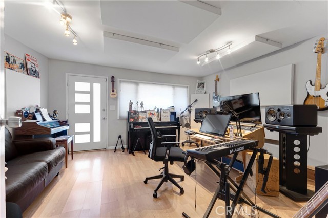 5187 Llano Drive, Woodland Hills CA: https://media.crmls.org/medias/d2fae850-16c7-4901-aaf5-e09f665345ba.jpg