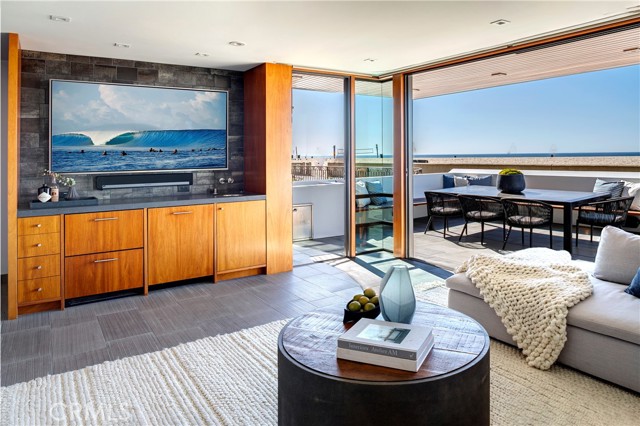 732 The Strand, Hermosa Beach, California 90254, 4 Bedrooms Bedrooms, ,2 BathroomsBathrooms,Residential,Sold,The Strand,SB25197850