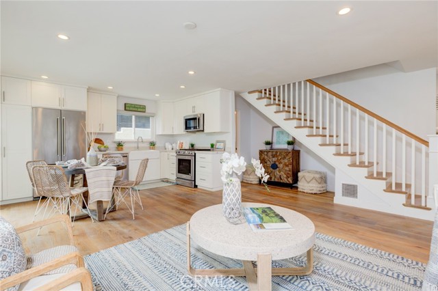 401 18th Street, Manhattan Beach, California 90266, 5 Bedrooms Bedrooms, ,2 BathroomsBathrooms,Residential,Sold,18th,SB22140138