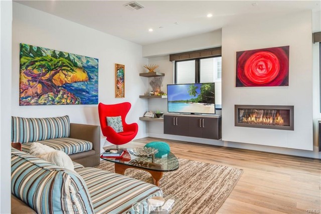 Detail Gallery Image 5 of 26 For 700 Broadway, Redondo Beach,  CA 90277 - 4 Beds | 3/1 Baths