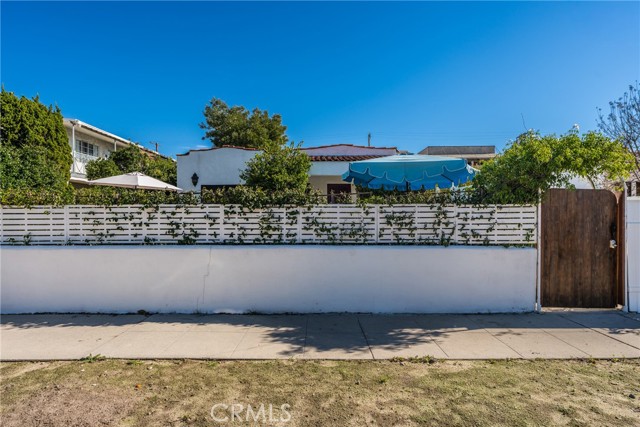 Detail Gallery Image 2 of 40 For 5516 Willowcrest, North Hollywood,  CA 91601 - 3 Beds | 2 Baths