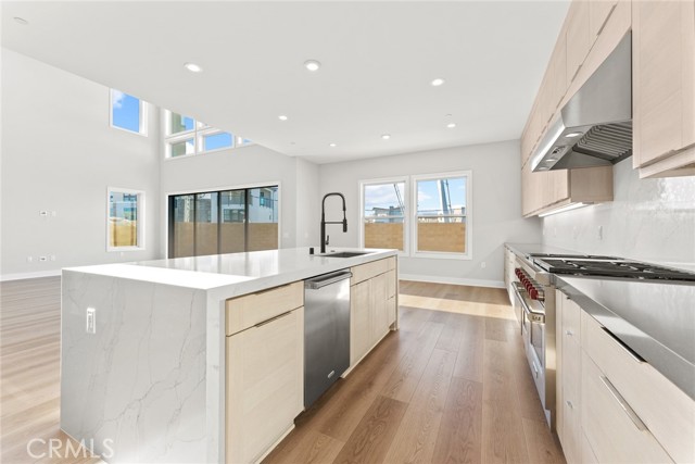 Detail Gallery Image 7 of 56 For 209 Stage, Irvine,  CA 92618 - 5 Beds | 5 Baths