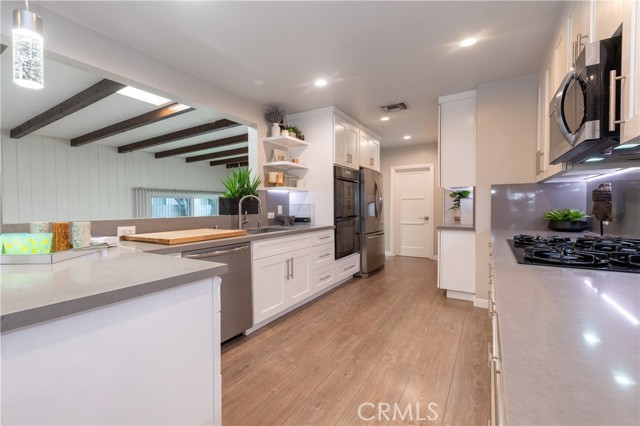 14734 Magnolia Boulevard photo 10