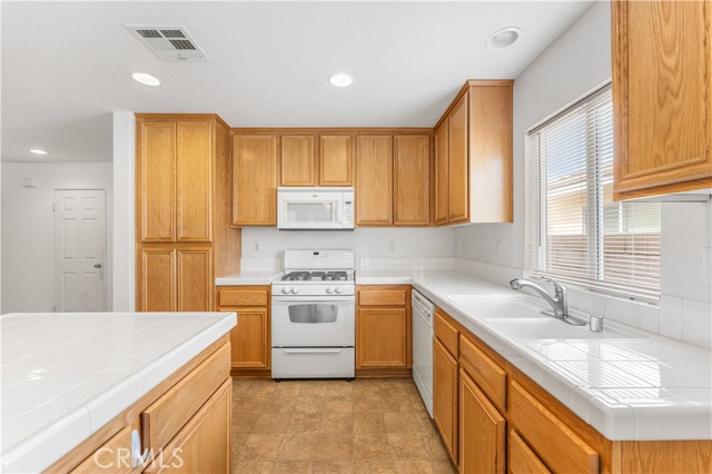 Detail Gallery Image 6 of 38 For 45334 Stadium, Lancaster,  CA 93535 - 4 Beds | 2 Baths