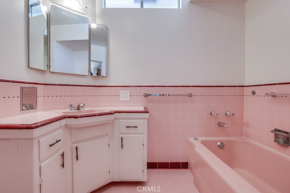 https://media.crmls.org/medias/d3095e60-89db-4990-8b01-5c3c26a50715.jpg?preset=X-Large