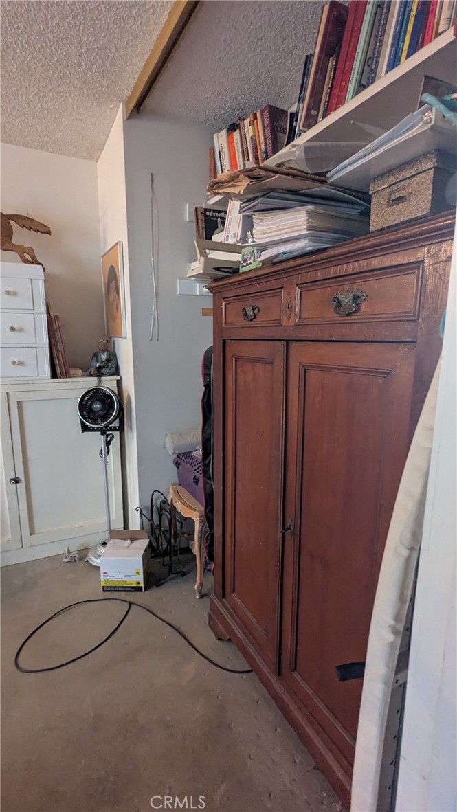 https://media.crmls.org/medias/d3099502-8f6d-470d-b1e9-2c02eaf530c7.jpg?preset=X-Large