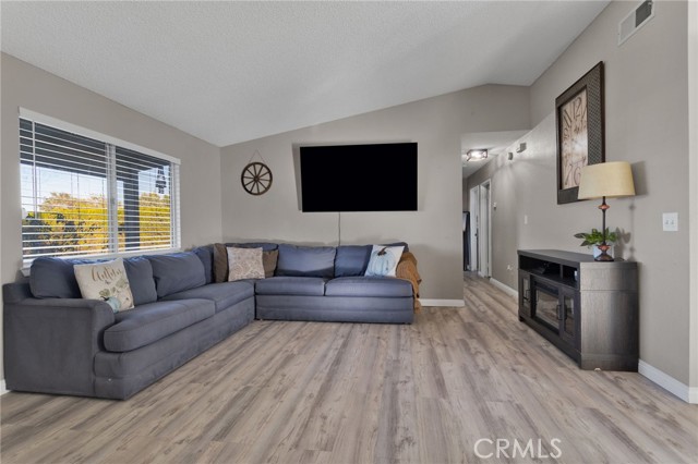 Detail Gallery Image 4 of 55 For 15005 Mesquite St, Hesperia,  CA 92345 - 4 Beds | 2 Baths