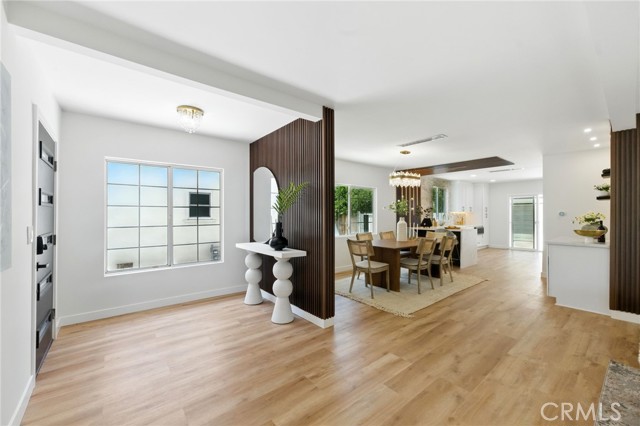 Detail Gallery Image 2 of 21 For 6119 Longridge Ave, Valley Glen,  CA 91401 - 4 Beds | 4/1 Baths