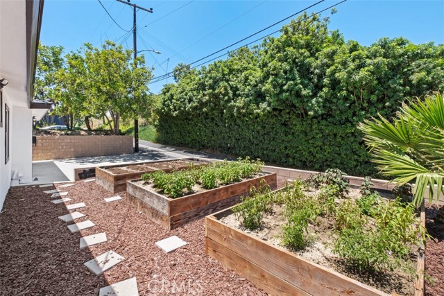 Show off your green thumb with the 3 garden beds for growing herbs, vegetables, flowers, and succulents
