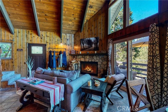 Detail Gallery Image 5 of 31 For 887 Rhine Rd, Lake Arrowhead,  CA 92352 - 4 Beds | 3 Baths