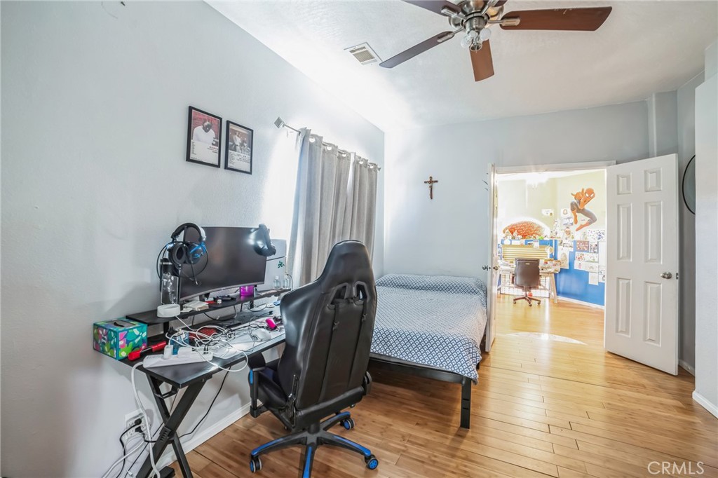 https://media.crmls.org/medias/d30e7050-56df-4857-833c-29eea06b4706.jpg?preset=X-Large