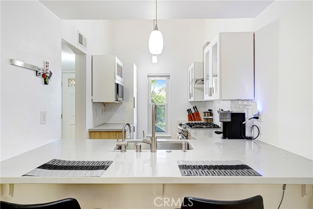 Detail Gallery Image 2 of 21 For 7050 Shoup Ave, Canoga Park,  CA 91303 - 1 Beds | 1 Baths