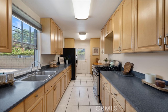 2370 Argonne Avenue, Long Beach CA: https://media.crmls.org/medias/d30f3274-3679-43e4-9ad5-3a21b580822b.jpg