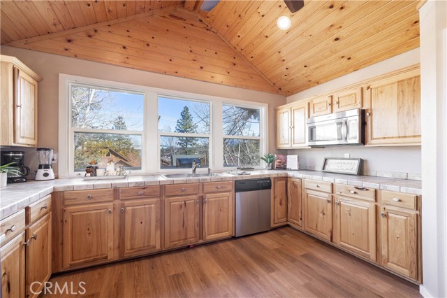 Detail Gallery Image 8 of 27 For 40177 Lakeview, Big Bear Lake,  CA 92315 - 3 Beds | 2 Baths