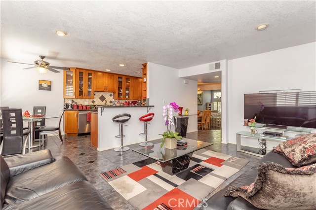 Detail Gallery Image 9 of 27 For 18730 Hatteras St #2,  Tarzana,  CA 91356 - 3 Beds | 2/1 Baths