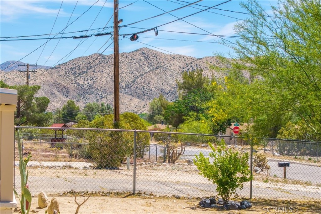 https://media.crmls.org/medias/d318ba9b-56b5-4989-b21b-5e8ad3af5559.jpg?preset=X-Large