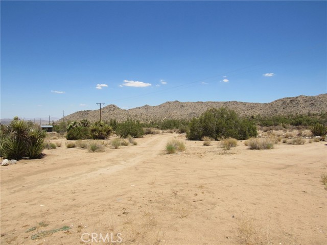 Detail Gallery Image 4 of 28 For 8626 La Contenta Rd, Yucca Valley,  CA 92284 - 2 Beds | 1 Baths