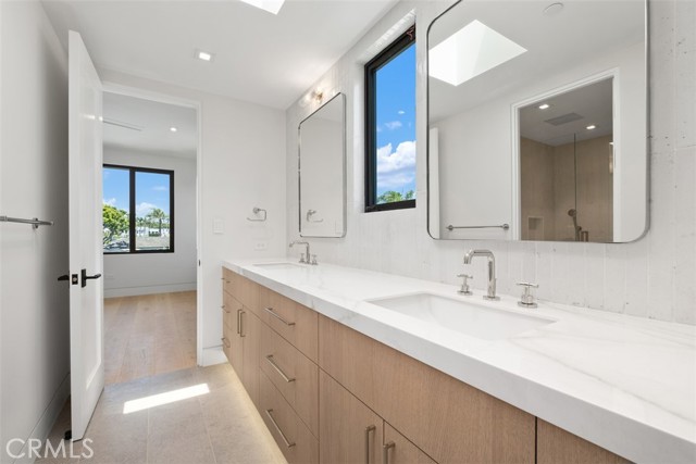 20 Balboa Coves, Newport Beach CA: https://media.crmls.org/medias/d31b3560-6c9b-4691-b6e5-89629c17e0f6.jpg