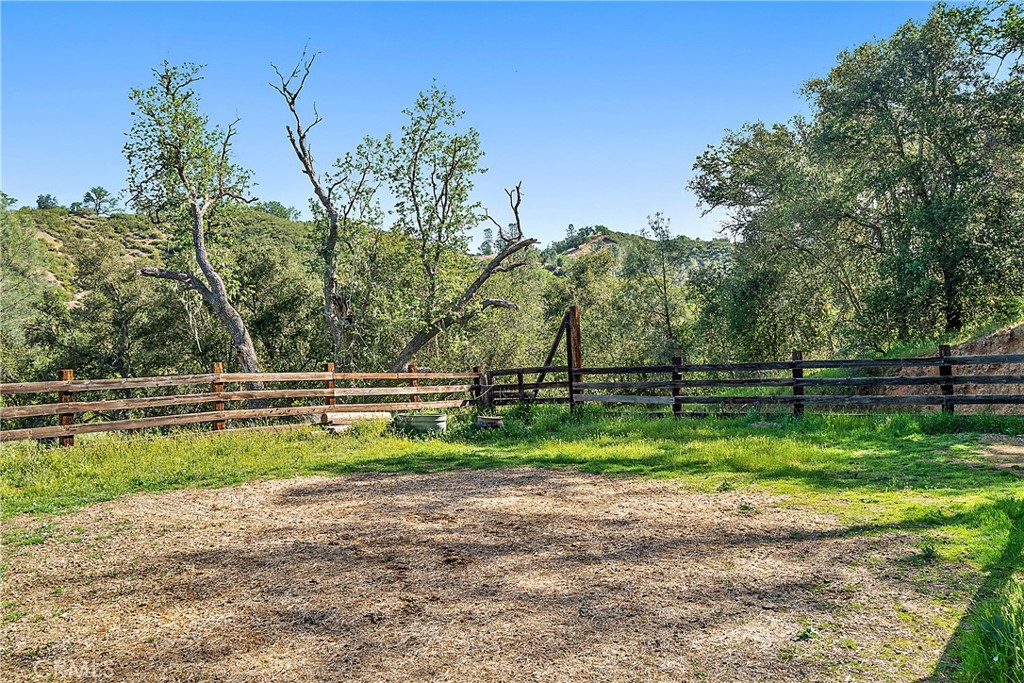 https://media.crmls.org/medias/d31dbc7d-20c2-4c47-a629-1c4c222331ca.jpg?preset=X-Large