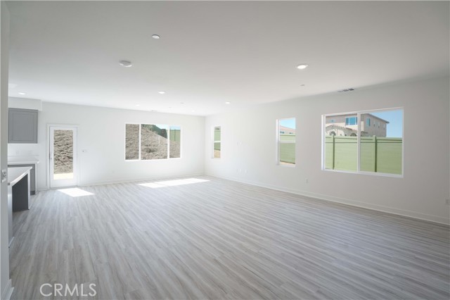 Detail Gallery Image 8 of 15 For 17127 Kent St, Hesperia,  CA 92345 - 3 Beds | 2/1 Baths