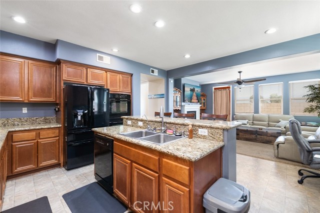 Detail Gallery Image 7 of 48 For 2117 Roanoke St, San Jacinto,  CA 92582 - 7 Beds | 5 Baths