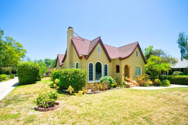 900 S Los Robles Avenue, Pasadena CA: https://media.crmls.org/medias/d320e275-3826-473d-868b-4ee2f6107a7b.jpg