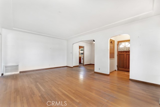 Detail Gallery Image 6 of 35 For 7725 Owensmouth, Canoga Park,  CA 91304 - 3 Beds | 2 Baths