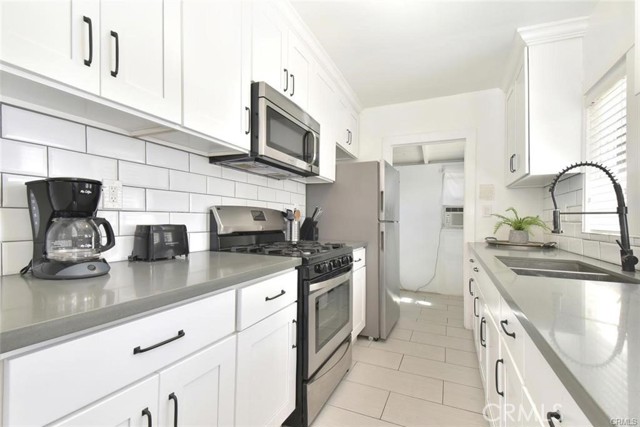 Detail Gallery Image 9 of 9 For 757 N Loma Vista, Long Beach,  CA 90813 - 3 Beds | 2 Baths