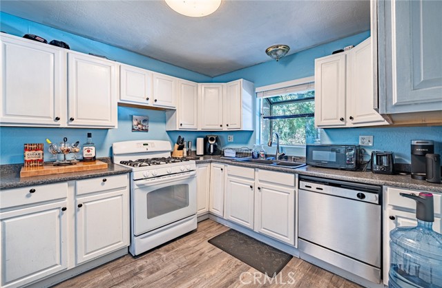23120 Sycamore Lane, Crestline CA: https://media.crmls.org/medias/d327102f-dc2a-47bf-b264-5fcf864fb36a.jpg