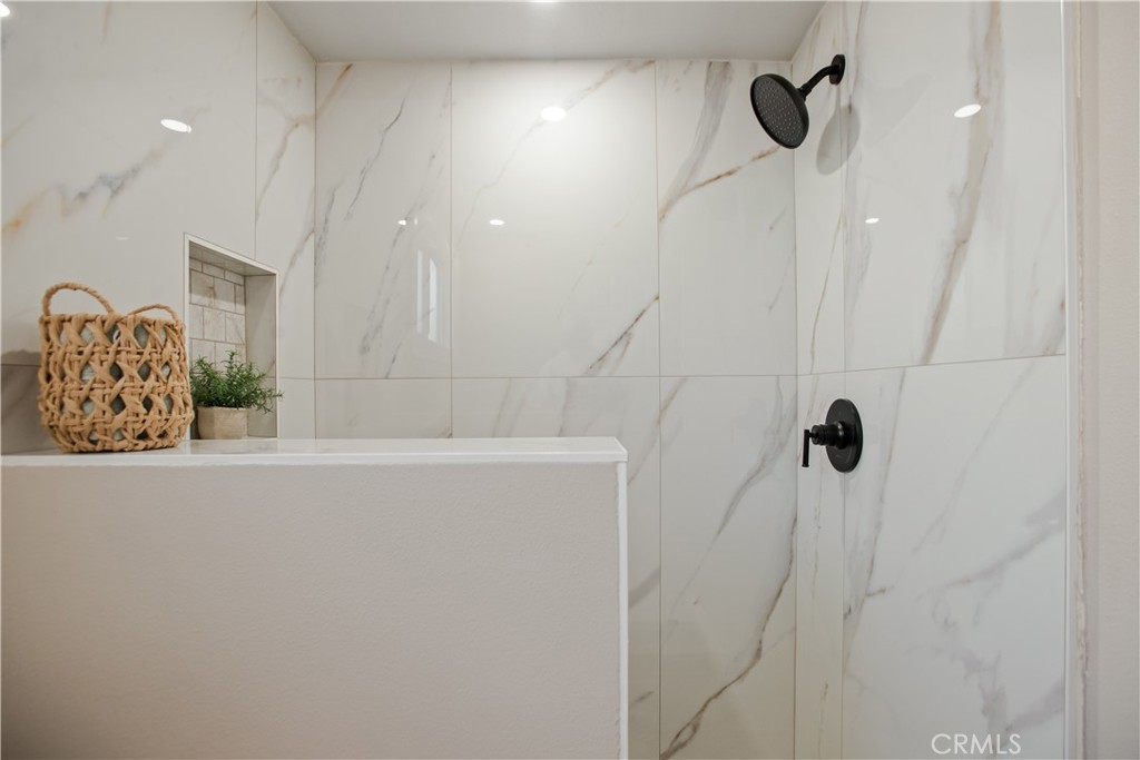 https://media.crmls.org/medias/d3286d29-aa9f-42d1-b467-a9511d77e583.jpg?preset=X-Large