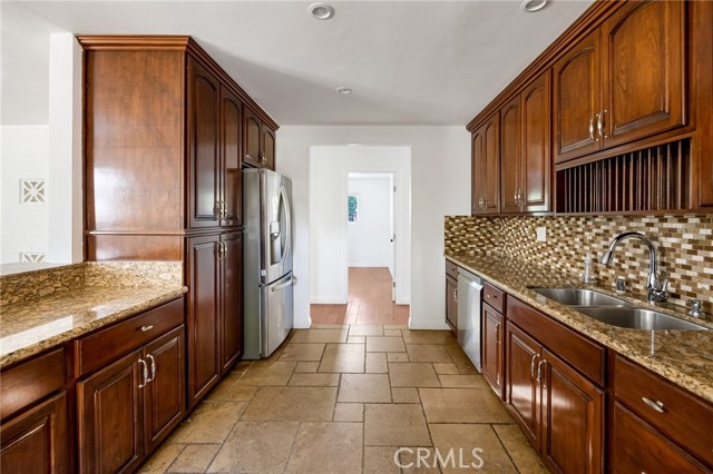 Detail Gallery Image 5 of 22 For 7044 White Oak, Van Nuys,  CA 91406 - 3 Beds | 2 Baths