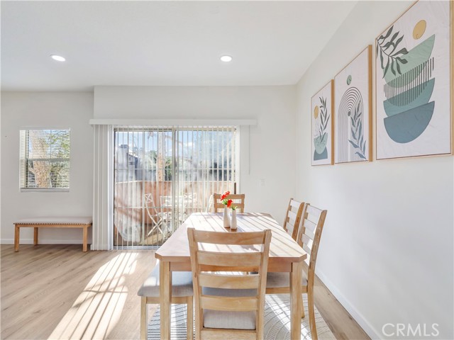 Detail Gallery Image 2 of 45 For 7320 Balboa Bld, Lake Balboa,  CA 91406 - 2 Beds | 2 Baths