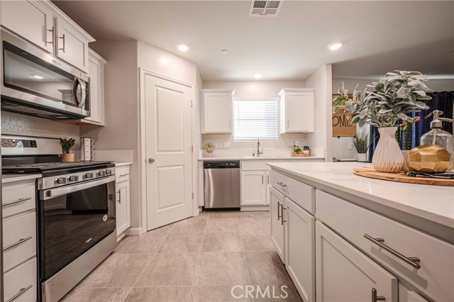 Detail Gallery Image 4 of 18 For 601 Marshall Ln #128 B2,  Merced,  CA 95348 - 4 Beds | 3 Baths