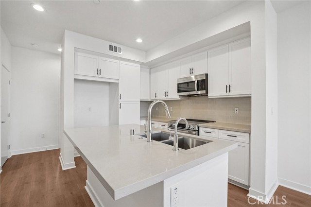 Detail Gallery Image 10 of 21 For 107 N First Ave, Upland,  CA 91786 - 3 Beds | 3 Baths