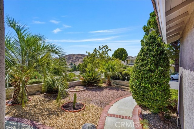 Detail Gallery Image 3 of 34 For 29304 Begonias Ln, Canyon Country,  CA 91387 - 4 Beds | 3 Baths