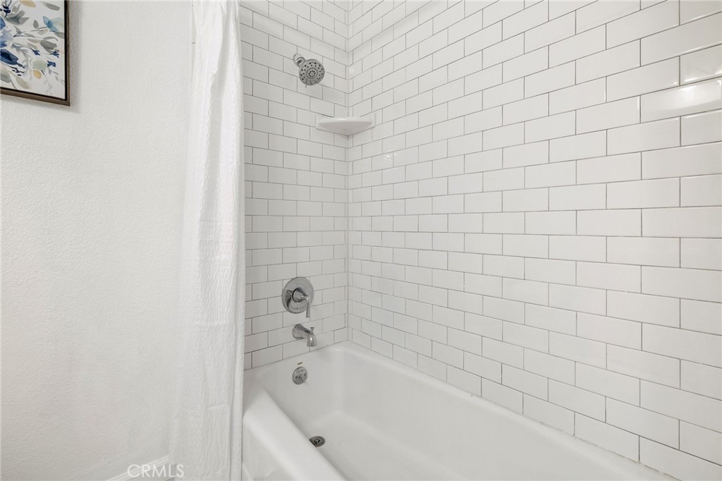 https://media.crmls.org/medias/d331f9ff-3fd0-4b46-8ad4-8164dbc8c7fe.jpg?preset=X-Large