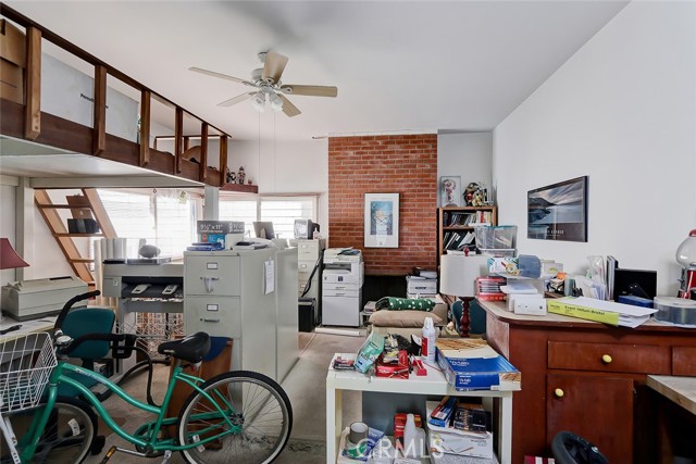 downstairs unit could be converted into a studoi