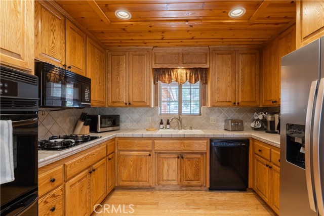 42690 Edgehill Place, Big Bear Lake CA: https://media.crmls.org/medias/d336689d-87f9-4d16-a7eb-7fc855c7d2bc.jpg