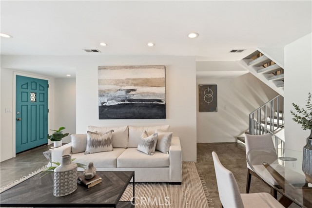 Detail Gallery Image 4 of 14 For 1140 Manhattan Beach #D,  Manhattan Beach,  CA 90266 - 2 Beds | 2/1 Baths